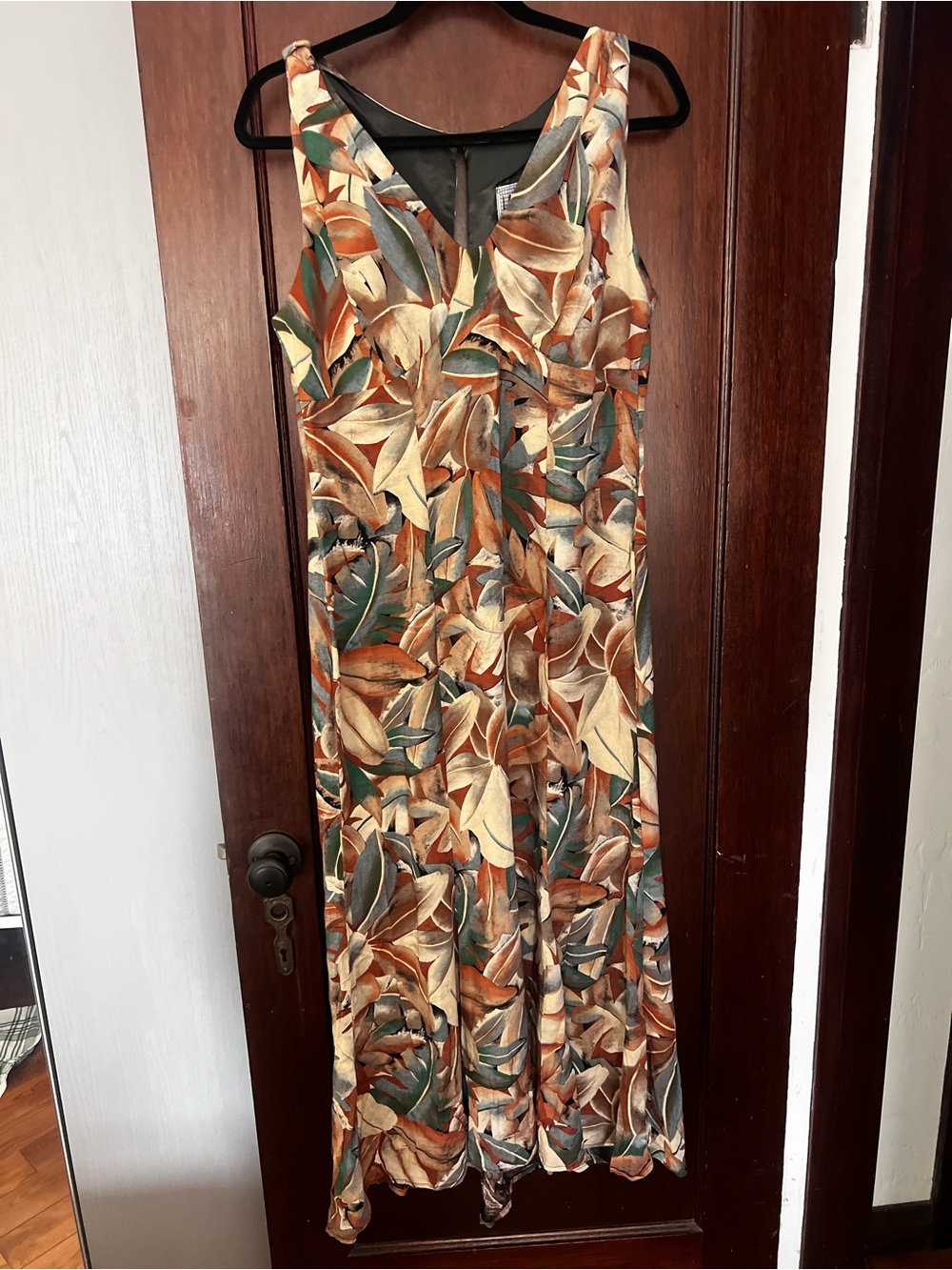 Sleeveless V-Neck Leaf Print Maxi Dress in Earth Tones vintage